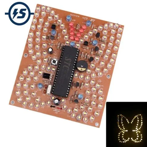Hnědá elektronická stavebnice s čipem a hustě rozmístěnými LED diodami