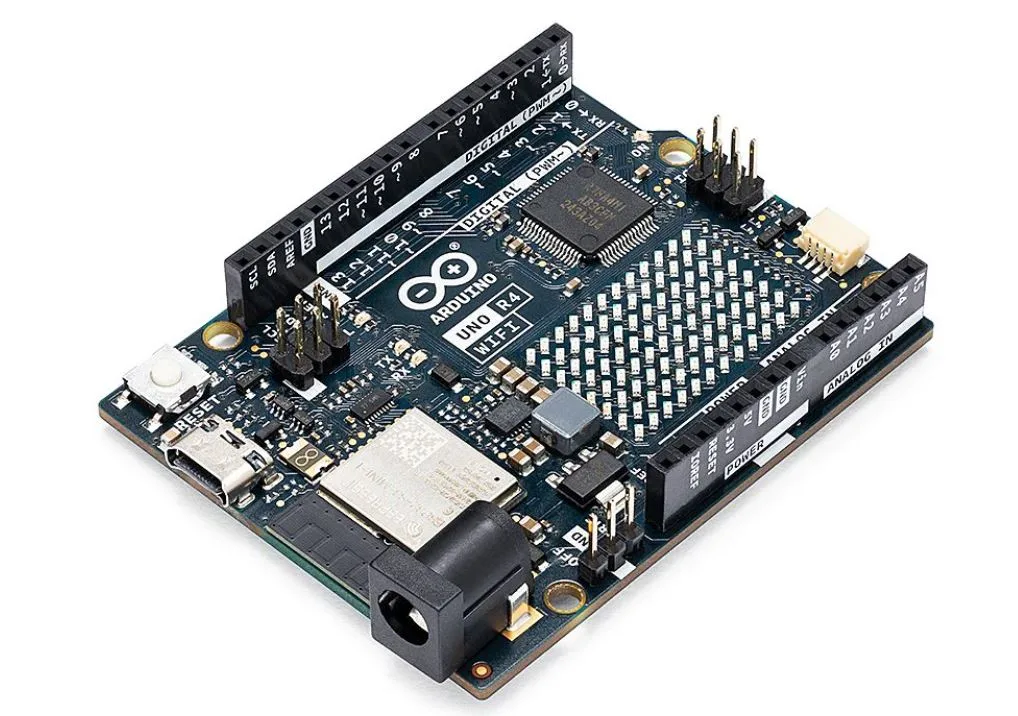 Deska Arduino UNO R4 WiFi s konektory a maticovým LED displejem