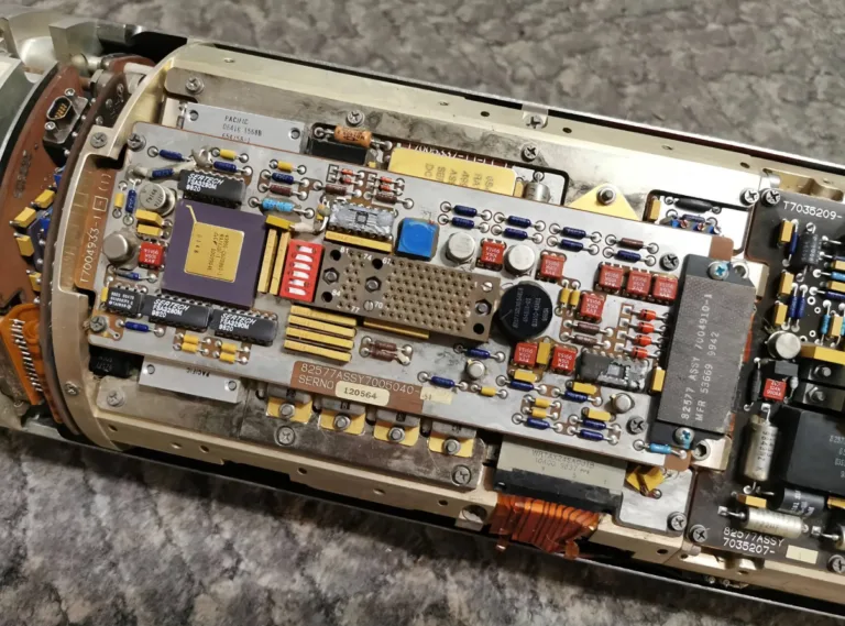 Odkrytá elektronika naváděcí střely AIM-120 s deskami plošných spojů