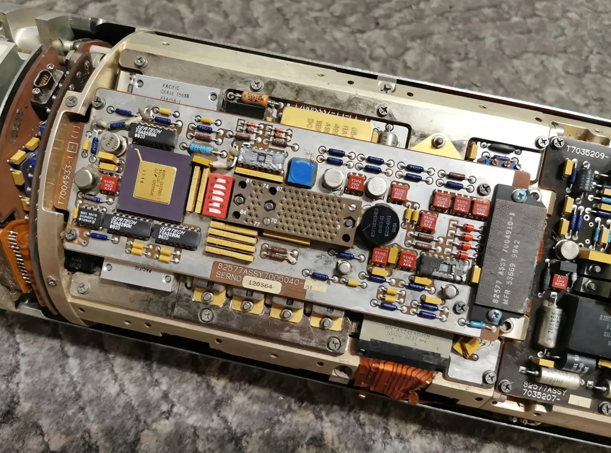 Odkrytá elektronika s plošnými spoji uvnitř střely AIM-120