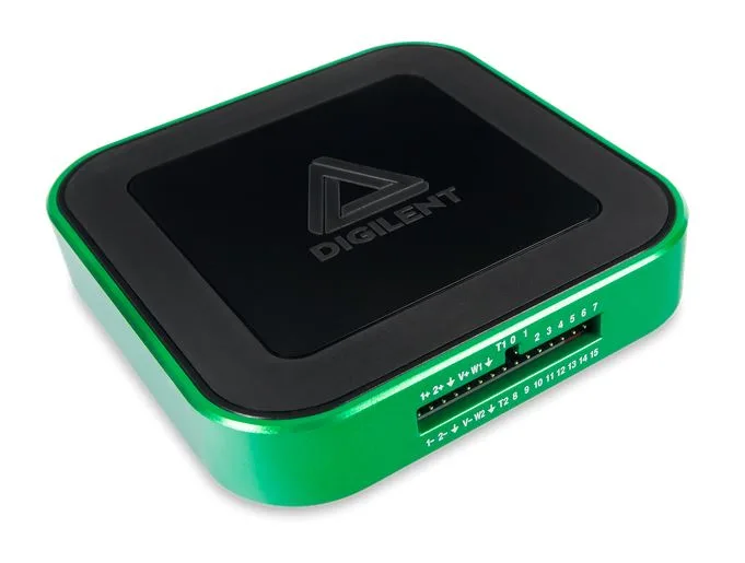 Zeleno-černý přístroj Digilent Analog Discovery 3 s konektory na přední hraně