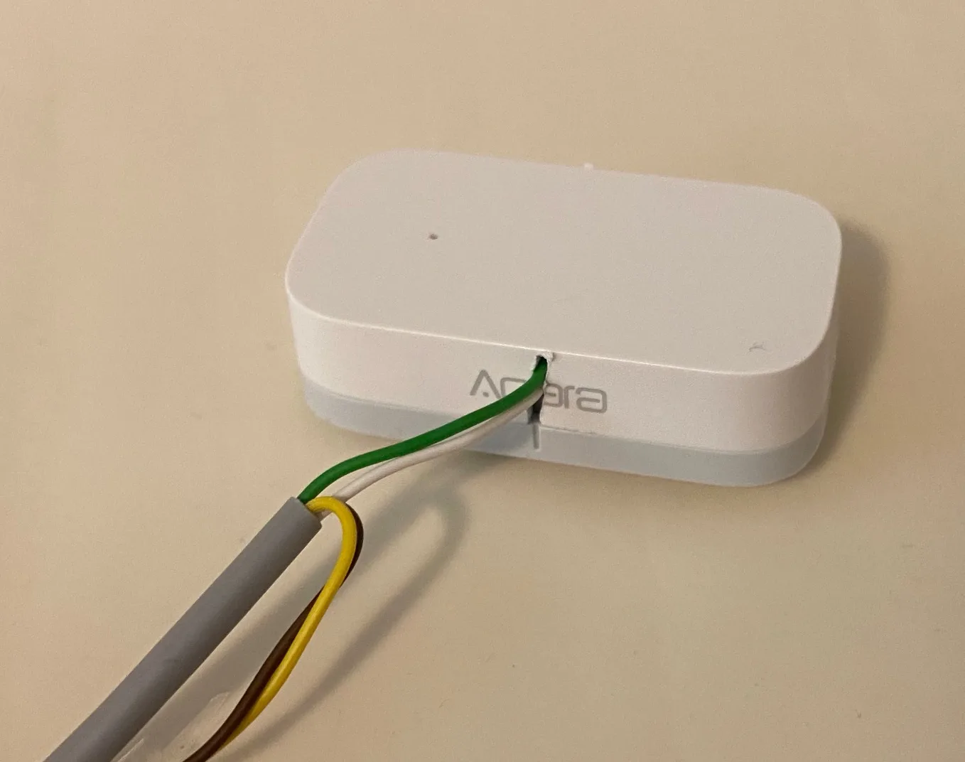 Senzor AQARA Window & Door Sensor s připojeným zeleným a žlutým vodičem