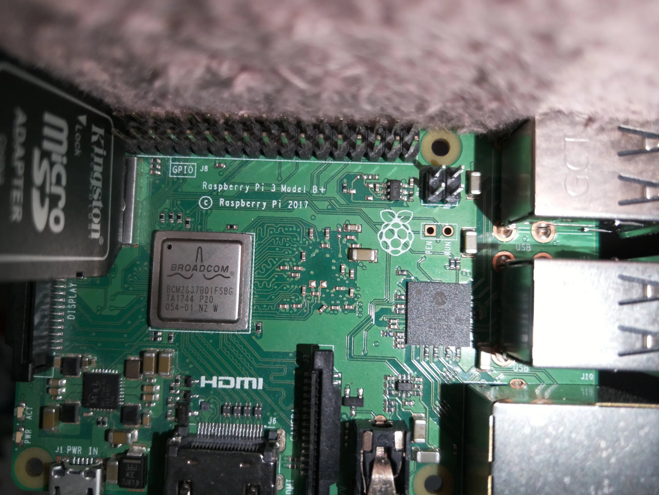 Detail desky Raspberry Pi 3 Model B+ vyfotografovaný kamerou Arducam s autofocusem