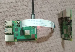 Raspberry Pi 4B a Zero 2 W propojené plochým kabelovým adaptérem