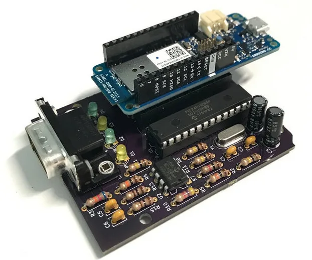 Rozložená sestava projektu IoT4Car s deskou Arduino MKR1000 a vlastním plošným spojem
