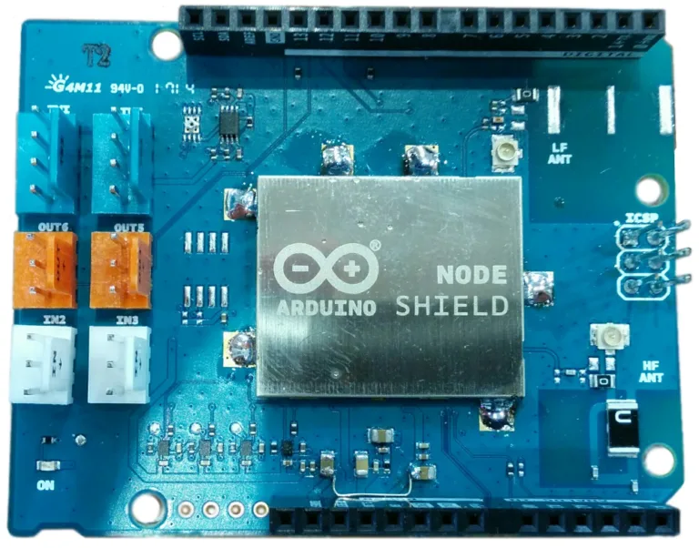 Modrá deska Arduino LoRa Node Shield s konektory a rádiovými anténami