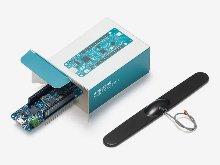Deska Arduino MKRFOX1200 v krabičce s připojenou anténou