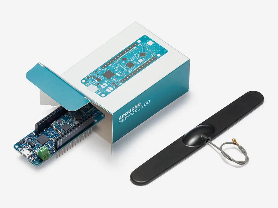 Ilustrace desky Arduino MKRFOX1200, její krabičky a externí antény