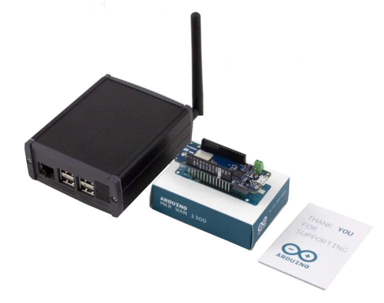 Arduino Pro LoRa Gateway s anténou, odkrytým SX1301 a napájecím adaptérem