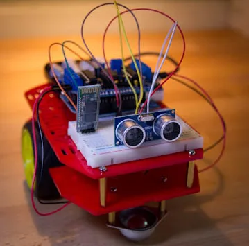 3D model robota na platformě Arduino s ultrazvukovým senzorem a propojenými vodiči