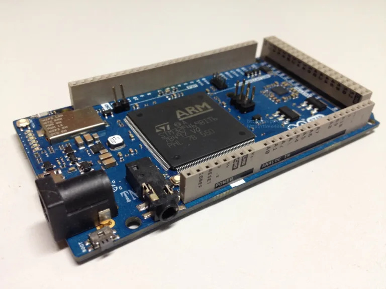 Modrá vývojová deska Arduino STAR OTTO s konektory a mikrokontrolérem ARM