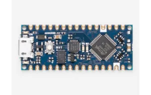 Modrá vývojová deska Arduino Nano Every s USB konektorem a řadami pinů
