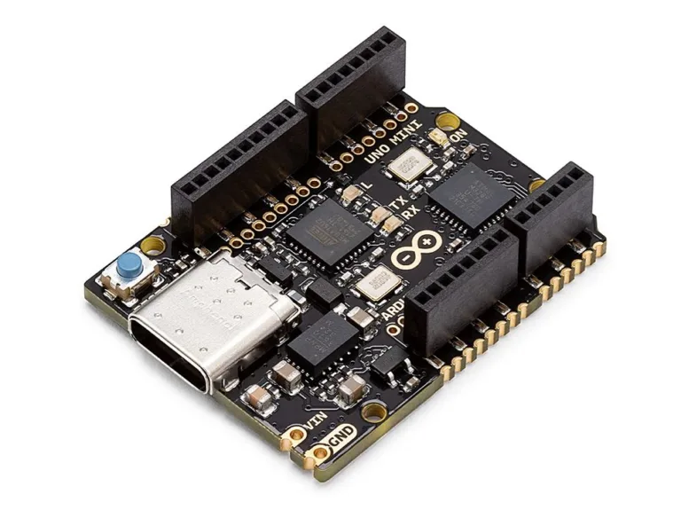 Miniaturní deska Arduino UNO Mini s konektory a součástkami