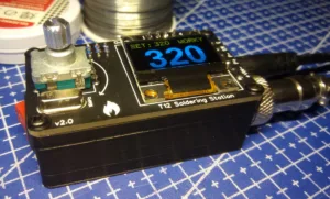 Digitální pájecí stanice T12 s displejem nastaveným na 320 °C