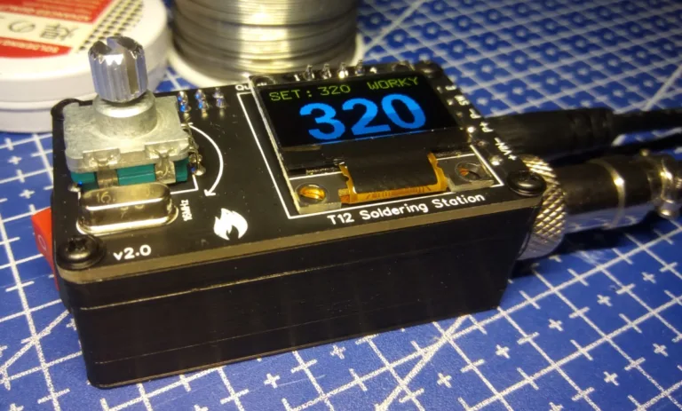Digitální pájecí stanice T12 s displejem nastaveným na 320 °C