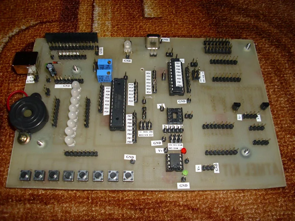 Prototyp vývojové desky Atmel AVR s paticemi pro mikrokontroléry a popsanými vývody