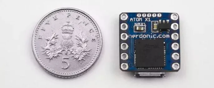 Miniaturní deska Atom X1 se SAMD21 vedle mince pro porovnání velikosti