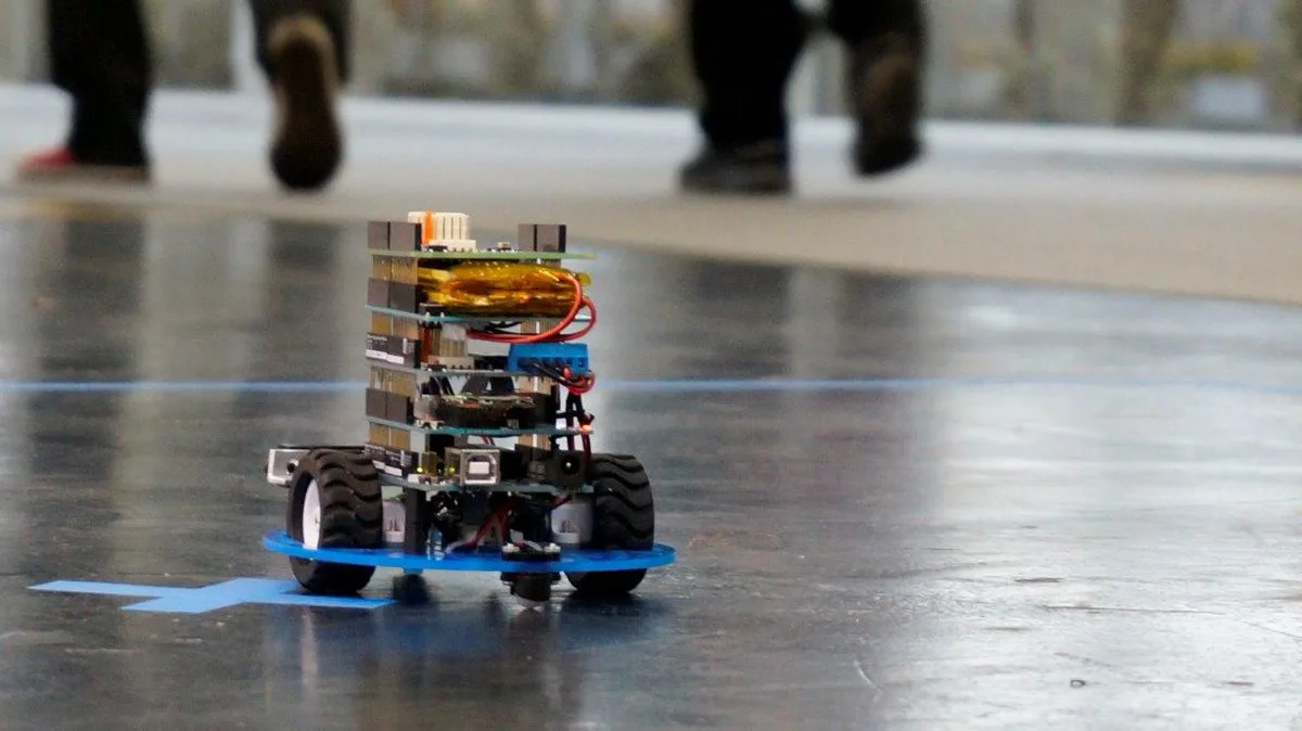 Malý mobilní robot vystavený na veletrhu Electronica 2014 v Mnichově