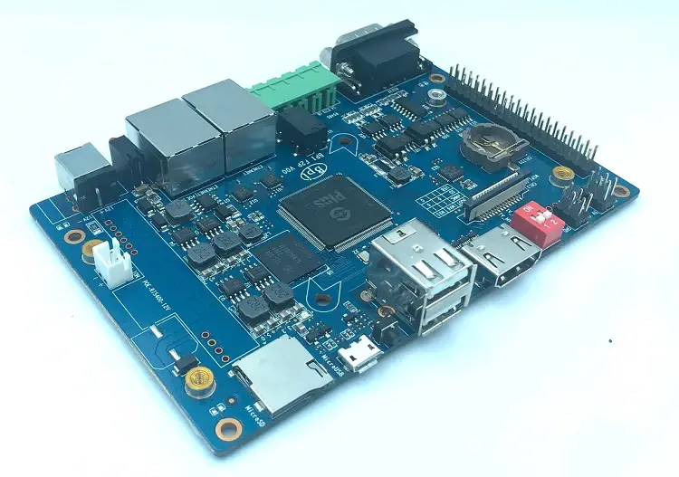 Jednodeskový počítač Banana Pi BPI-F2P s ethernetovými porty a konektory