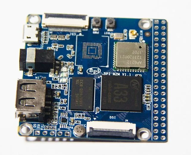 Modrá deska jednodeskového počítače BananaPi M2M s konektory a součástkami