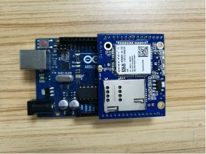 Modrá vývojová deska s připojeným modulem pro síť NB-IoT