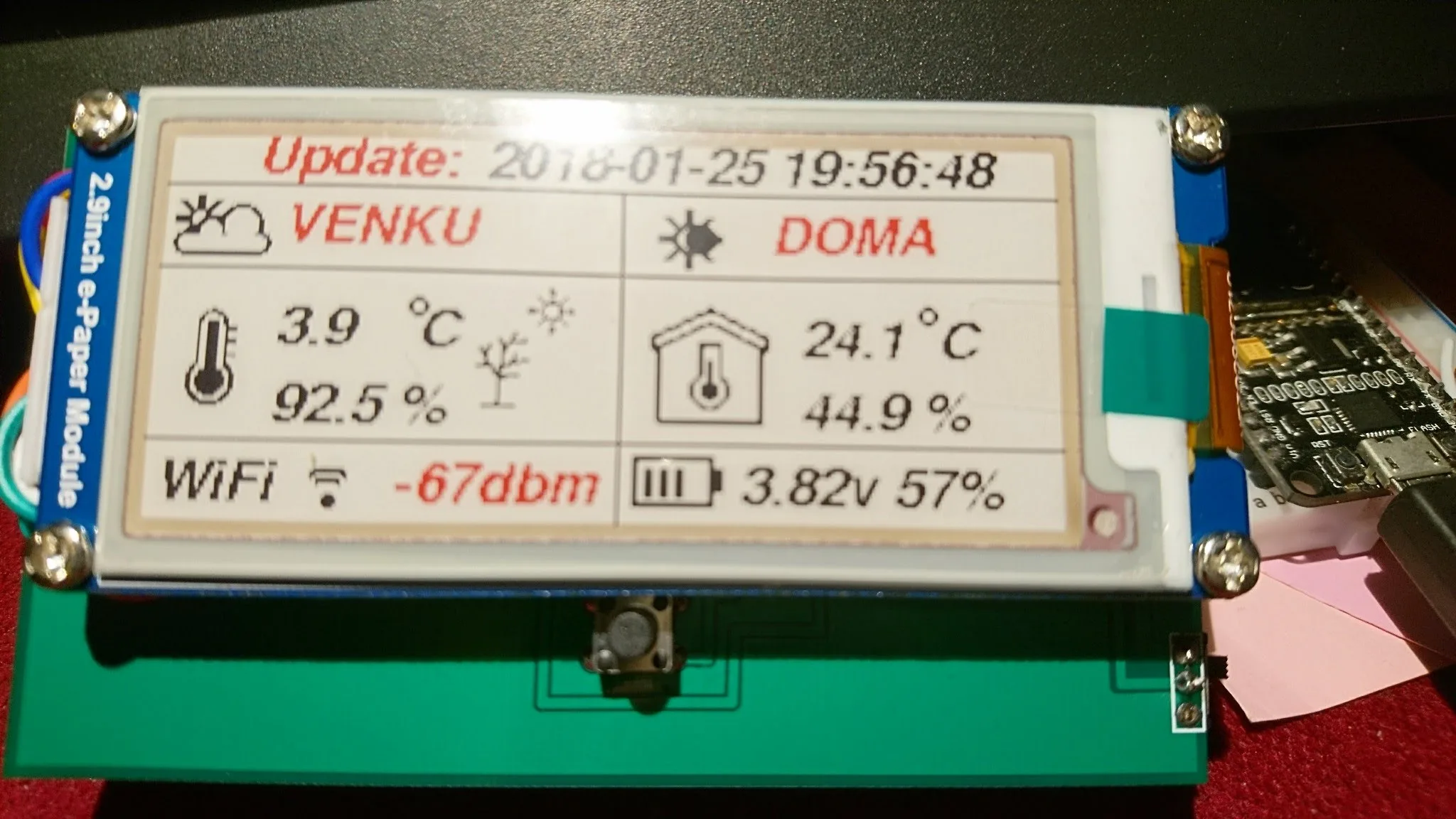 Displej barometru WiFi ePaper zobrazuje venkovní a domácí teplotu, vlhkost a stav baterie