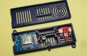 Otevřený kryt barometru s deskou Wemos D1 mini a senzorem BME280