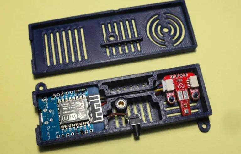Otevřený kryt barometru s deskou Wemos D1 mini a senzorem BME280