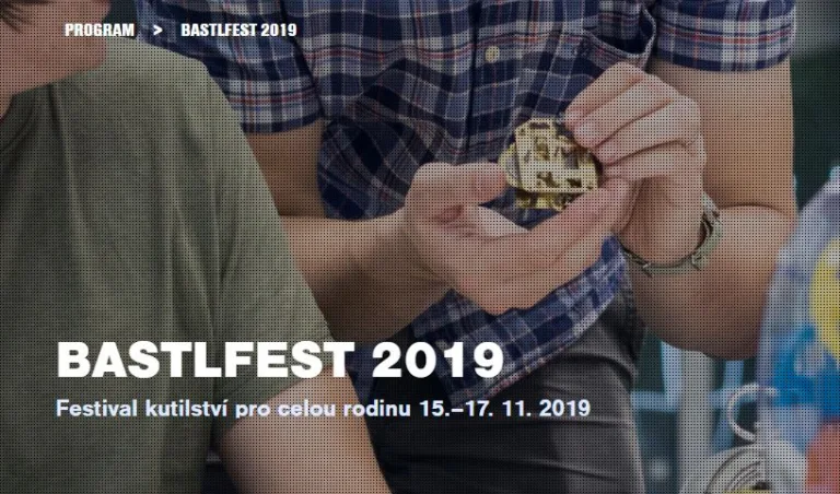 Účastník Bastlfestu 2019 drží v ruce malou elektronickou desku