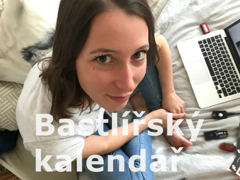 Žena s notebookem a nápisem Bastlířský kalendář