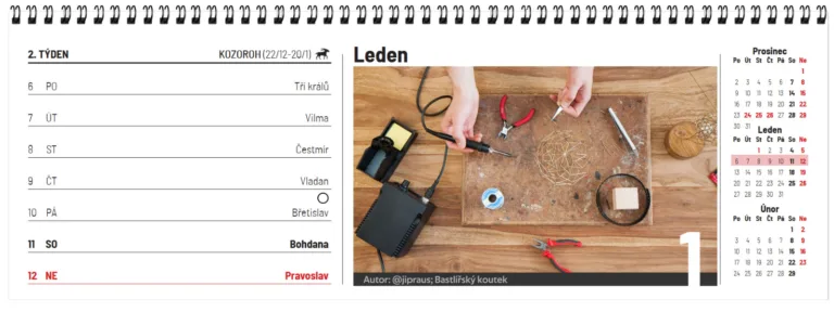 Náhled bastlířského kalendáře s lednovým rozvrhem a fotografií pracovního stolu s elektronikou