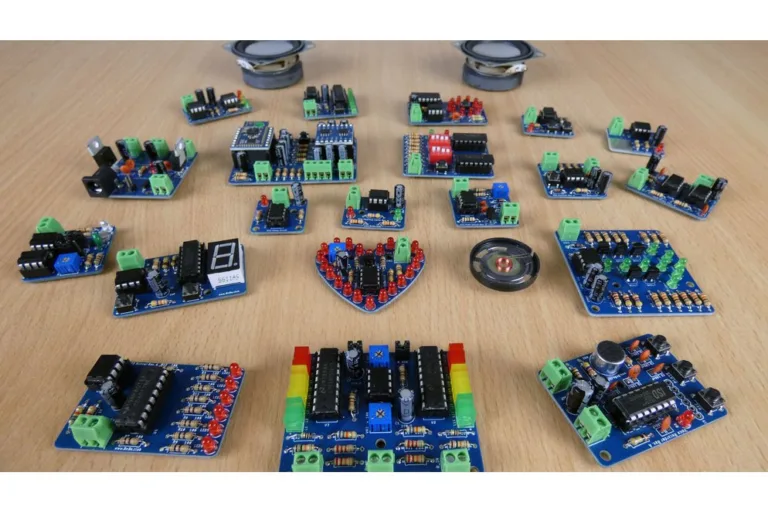 Elektronické moduly a součástky ze stavebnice BBox 2 rozložené na stole
