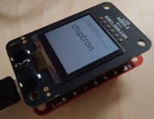 Modul BigClown s LCD displejem zobrazujícím nápis Chiptron