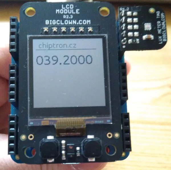 LCD modul BigClown zobrazuje hodnotu 039.2000 vedle připojeného modulu