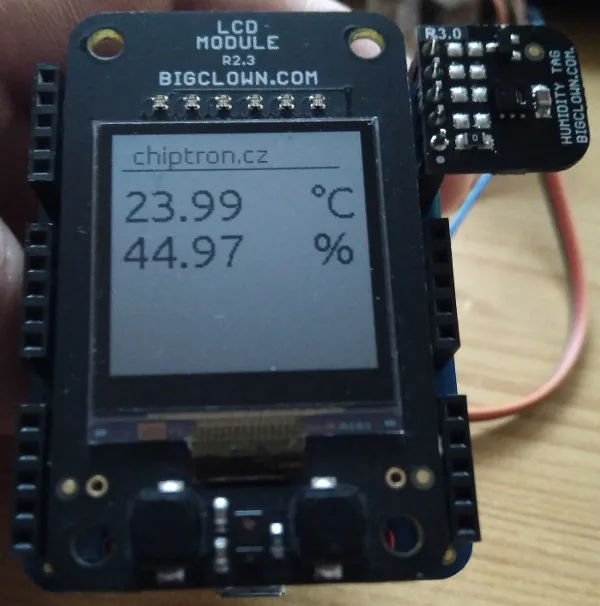BigClown LCD modul zobrazuje naměřenou teplotu 23,99 °C a vlhkost 44,97 %