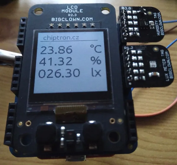 BigClown LCD modul zobrazuje teplotu, vlhkost a osvětlení, připojené TAG senzory