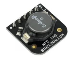 Modul NFC Tag od platformy BigClown s kruhovou anténou na černé desce