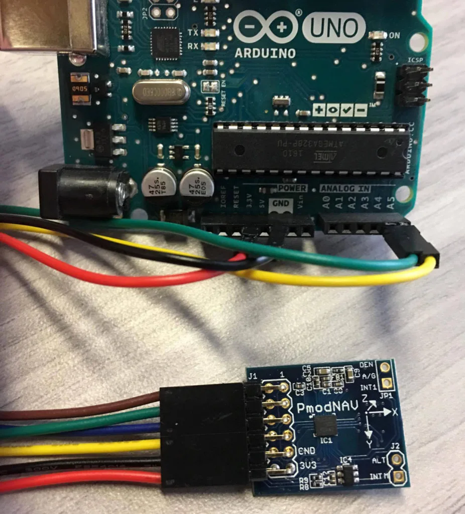Modul Pmod NAV propojený barevnými vodiči s deskou Arduino Uno
