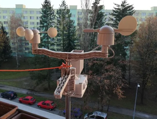 Anemometr a směrovka větru upevněné na stožáru