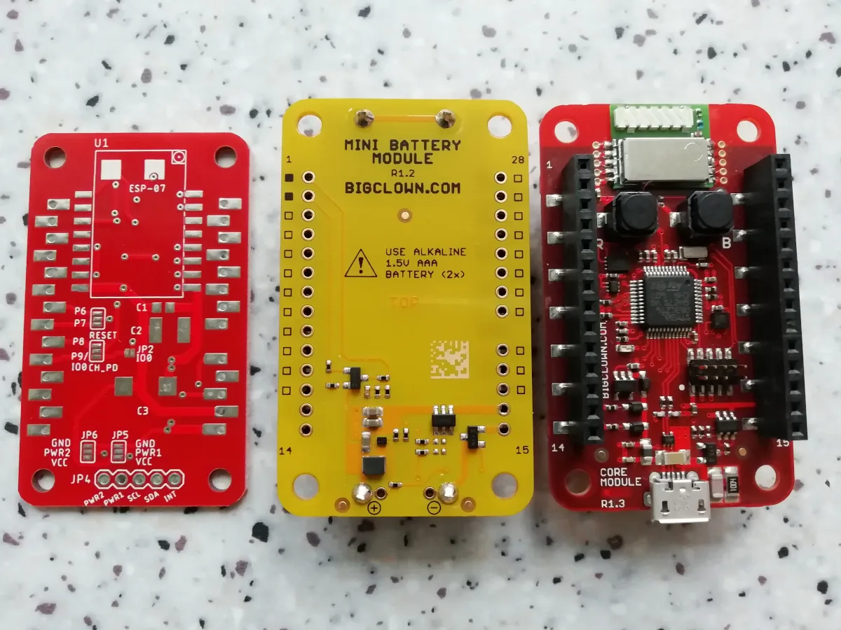 Tři červené a žlutý modul BigClown, uprostřed Mini Battery Module