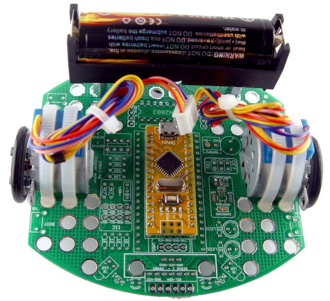 Robotická deska s Arduino Nano, displejem, kabeláží a koly po stranách