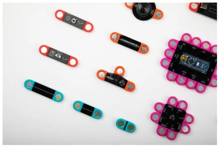Magnetické elektronické moduly stavebnice Boffin Magnetic rozložené na světlém pozadí