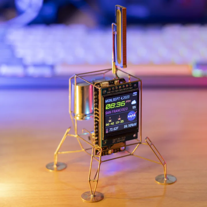 Model přistávacího modulu Boron Lander s displejem a čtyřmi podpěrnými nohami