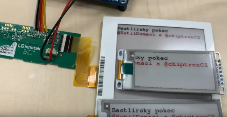 Různé ePaper displeje zobrazují text, vedle nich je vidět připojený elektronický modul