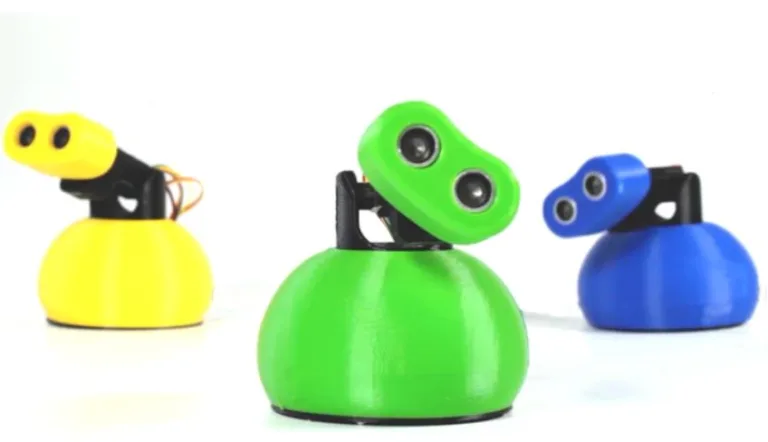 Tři barevné Buddy roboty v žluté, zelené a modré variantě