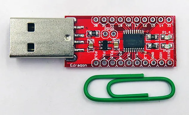 Vývojová deska CH554 s USB konektorem, součástkami a řadami pinů