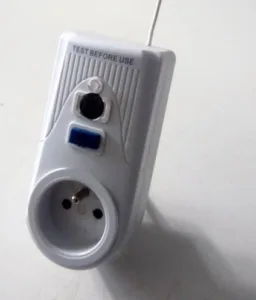 Chytrá zásuvka s displejem a ovládacím tlačítkem