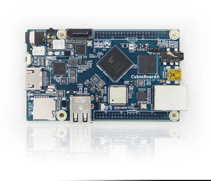 Modrá deska jednodeskového počítače CubieBoard6 s konektory a čipy