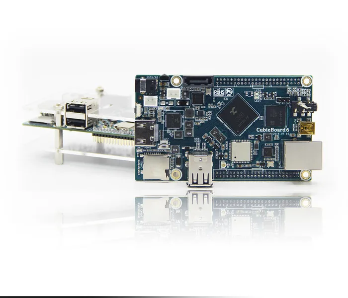 Deska CubieBoard6 s konektory a součástkami, zobrazená zepředu a zezadu
