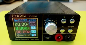 Čelní panel regulovatelného zdroje FNIRSI DC-6006L s displejem a výstupními konektory